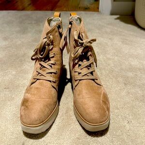 Dr Scholl’s platform sneaker
NWT